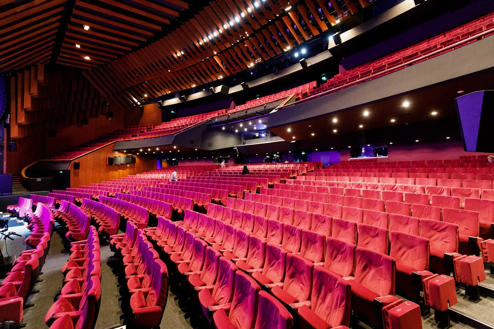 Les fauteuils rouges et l’architecture intérieure du Théâtre Debussy